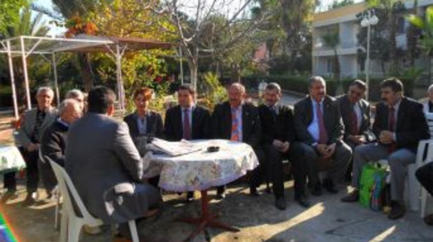 Sendika &uuml;yelerinden yaşlılara  hediyeler