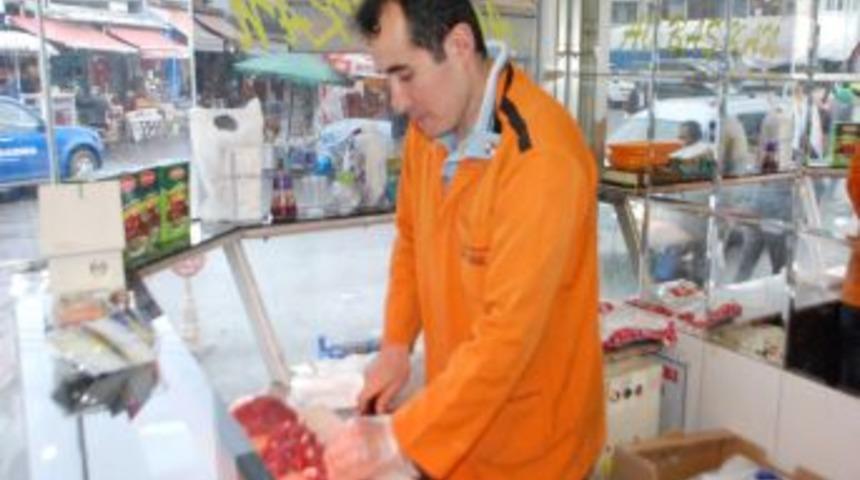 Satışları d&uuml;şen kasaplar kıyma &ccedil;ekerek para kazanıyor