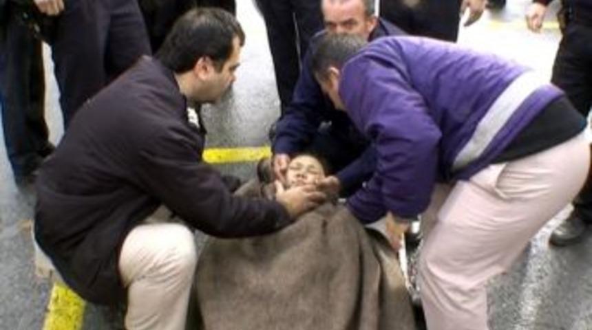 Denize d&uuml;şen T&uuml;rkmen kadına 'can simidi'