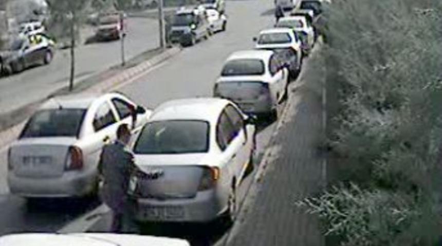 Oto hırsızlarının 'perdeleme' y&ouml;ntemi kamerada