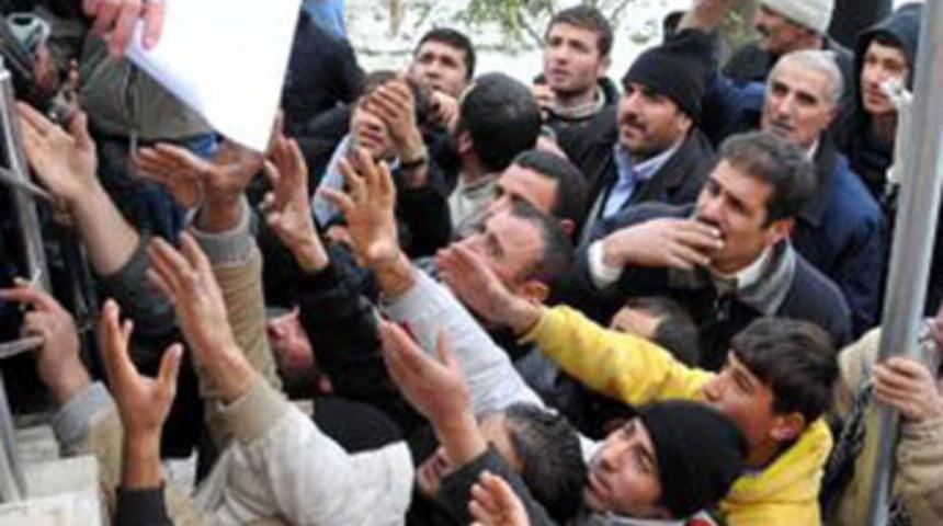 Binlerce insan Van'dan ka&ccedil;mak i&ccedil;in sırada