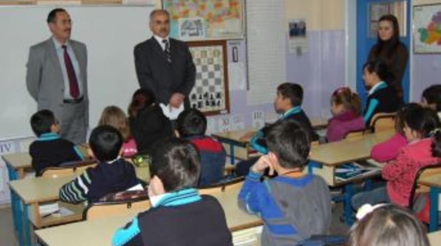 Depremzede &ouml;ğrenciler, Tatvan&rsquo;da ders başı yaptı