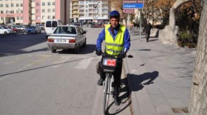 Şehitler ve Van depremine dikkat &ccedil;ekmek i&ccedil;in pedal &ccedil;eviriyor