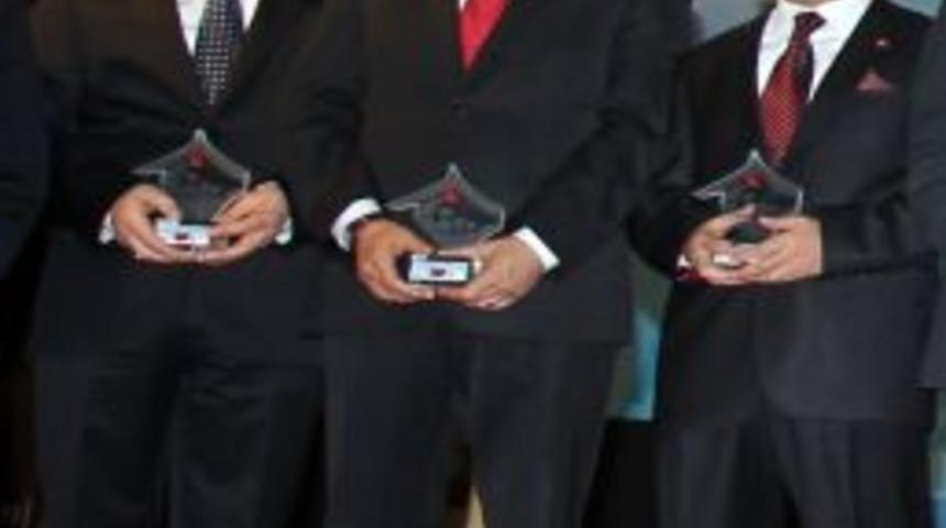 Ke&ccedil;i&ouml;ren Belediye Başkanı Ak'a bir &ouml;d&uuml;l daha