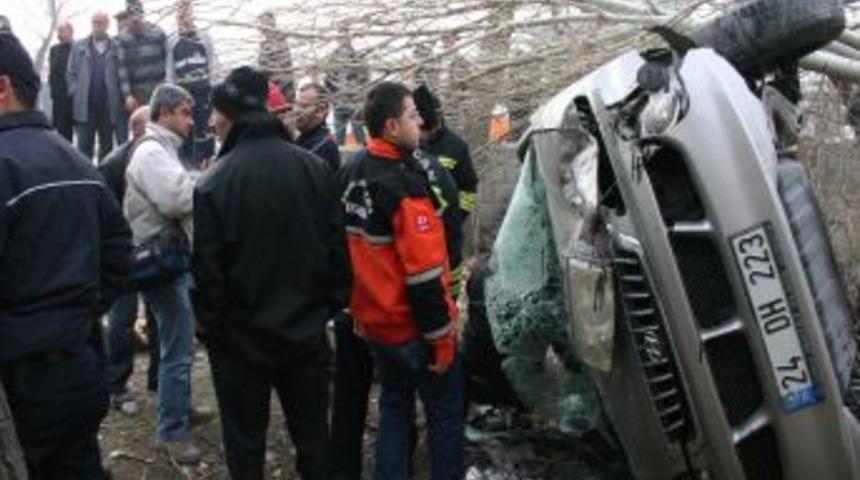 Buzlu yolda kayan ara&ccedil;, bah&ccedil;e duvarından i&ccedil;eri girdi: 3 yaralı