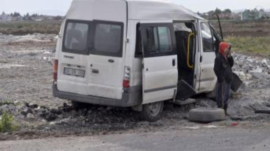 Servis minib&uuml;s&uuml; devrildi: 7 yaralı