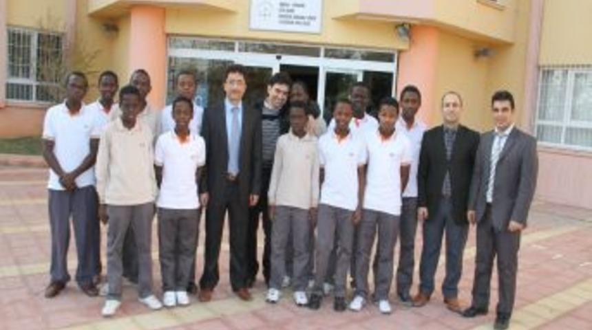 Uganda&rsquo;dan gelen &ouml;ğretmenlerini g&ouml;r&uuml;nce mutlu oldular