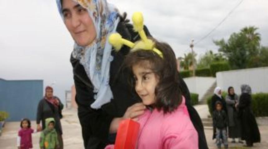 Depremzedeler Adana'da tesislere yerleştirildi