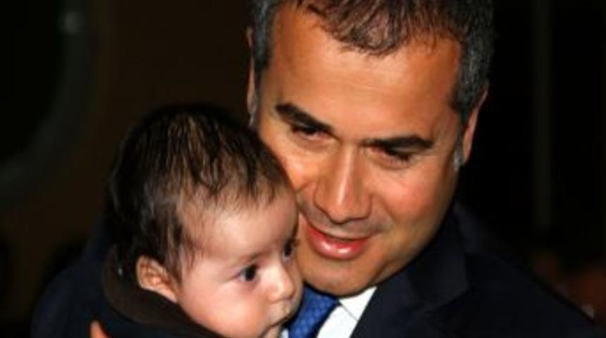 Bakan Kılı&ccedil;, iki aylık oğlu i&ccedil;in kabine &uuml;yelerine yemek verdi