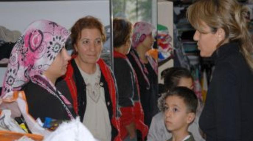 Van ve Erciş&rsquo;ten 11 aileden 53 kişi Alanya&rsquo;da otele yerleştirildi