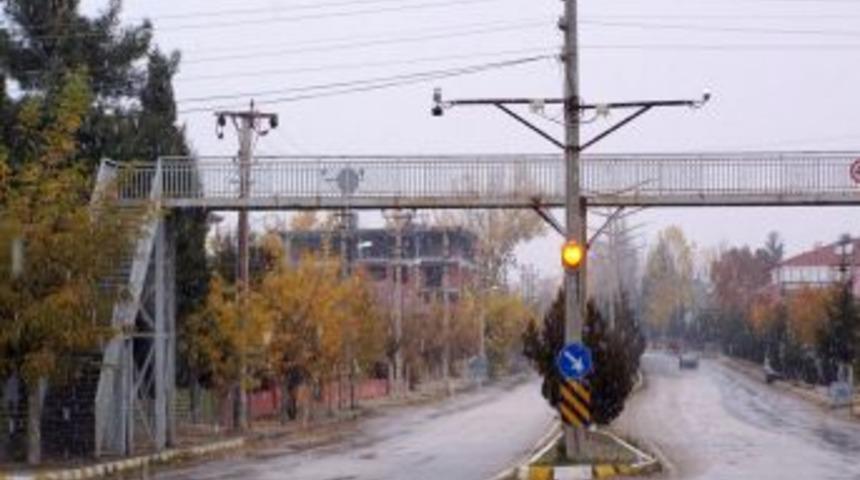 Korkuteli&rsquo;ne yılın ilk karı yağdı