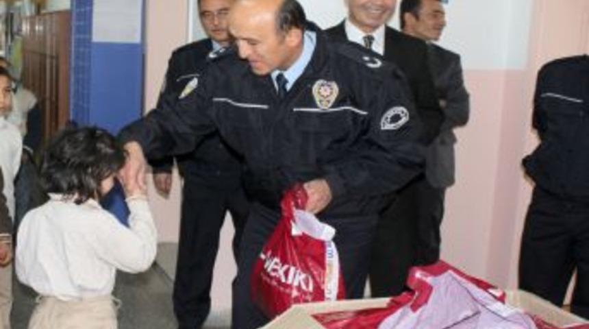 Beypazarı'nda ihtiya&ccedil; sahibi &ouml;ğrencilere giysi yardımı