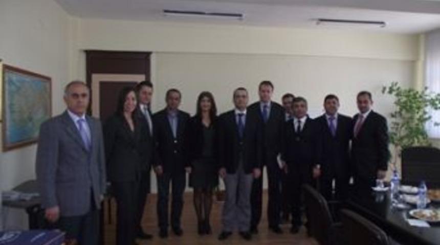 &Uuml;niversiteye ara&ccedil; hibe ettiler