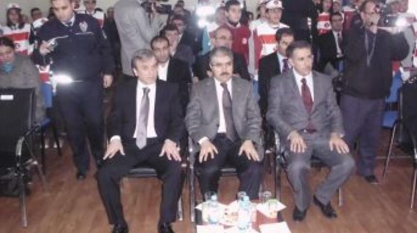 Trafik kurallarını &ouml;ğrenen &ouml;ğrenciler sertifikaların valinin elinde aldı