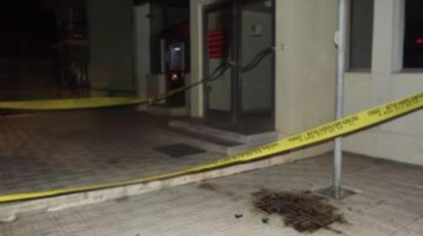 Kredi borcunu &ouml;deyemediği i&ccedil;in bankaya molotof atmış