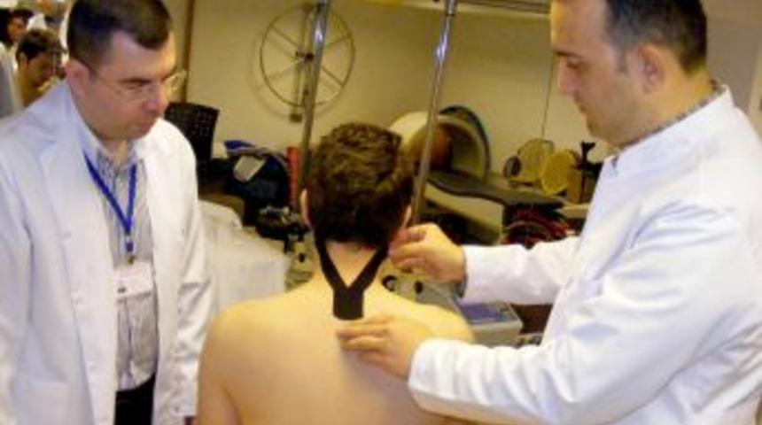 Fizik Tedavi Uzmanı Lakşe: Elastik bantla ağrılardan kurtulmak m&uuml;mk&uuml;n