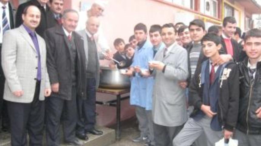 Turhal EML, bin 300 kişiye aşure ikram etti