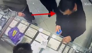 Şehit annesini 'ter&ouml;r &ouml;rg&uuml;t&uuml; bilgilerini aldı' yalanıyla dolandırdılar... 