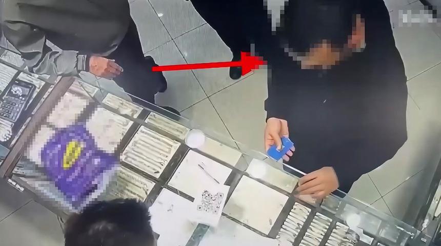 Bu da oldu! Şehit annesini 'ter&ouml;r &ouml;rg&uuml;t&uuml; bilgilerini aldı' yalanıyla 435 bin lira dolandırdılar... 