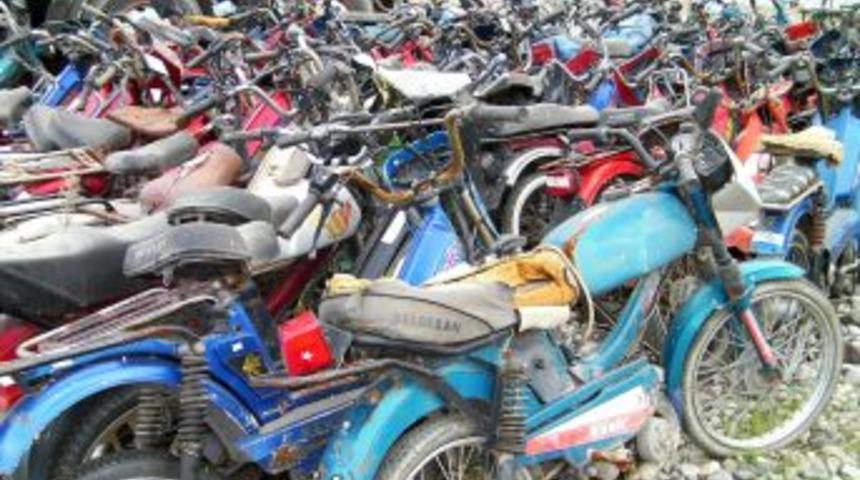 &Ccedil;&uuml;r&uuml;meye terk edilen motosikletler, 10 yıldır alınmayı bekliyor