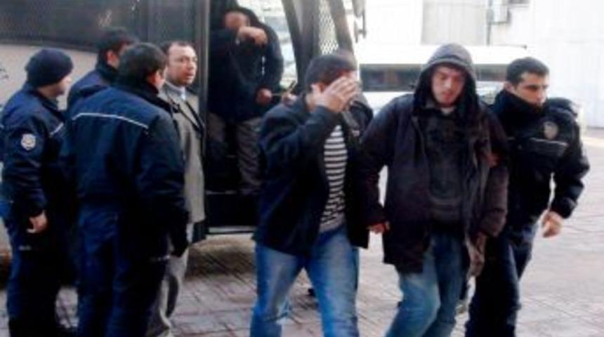 Boğaz'da ka&ccedil;ak akaryakıt operasyonu: 17 g&ouml;zaltı