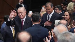 İzmir bugün AK Parti'ye geçiyor! Cemil Tugay, Erdoğan'la yan yana oturdu