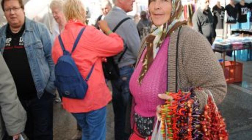 Evinin ge&ccedil;imini 17 yıldır turistlere biberiye satarak sağlıyor