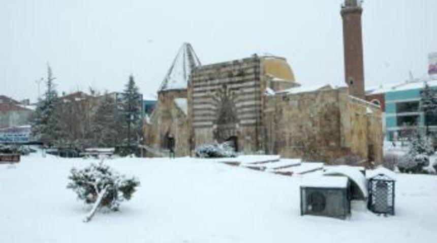 Kar, Kırşehir'de etkisini g&ouml;steriyor