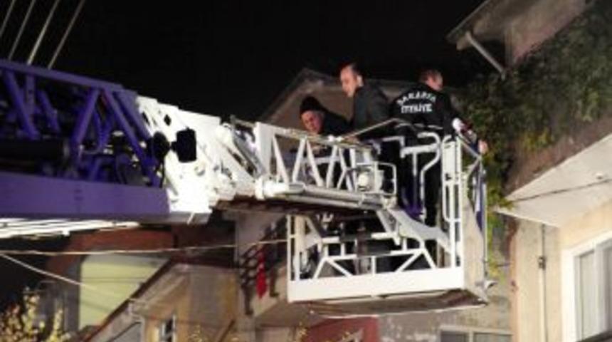 Yangında mahsur kalan 5 kişiyi itfaiye kurtardı