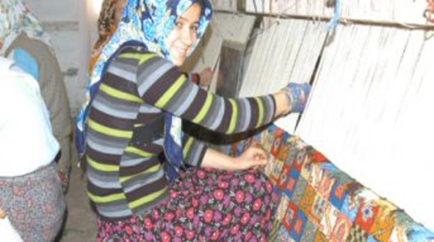 Halıcılıkla ev ekonomisine katkı sağlıyorlar