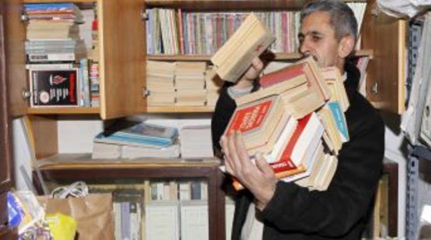 Emekli m&uuml;fettiş 20 bin kitabını belediyeye bağışladı