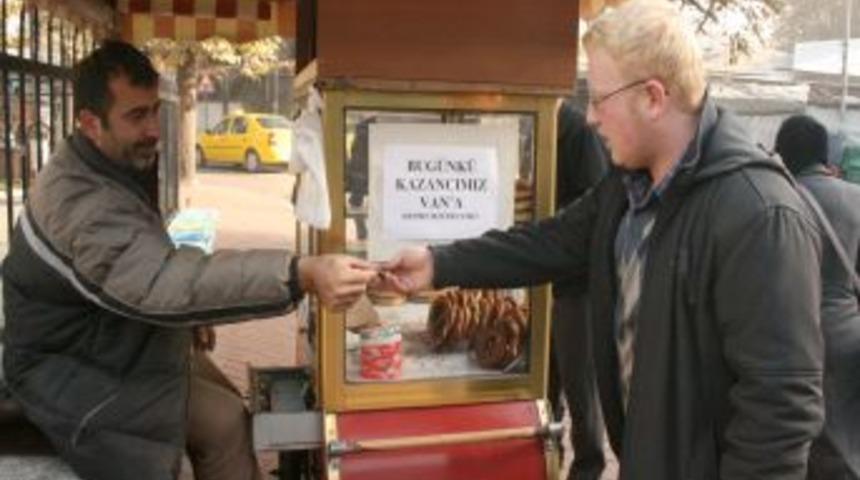 Oğlu kanser tedavisi g&ouml;ren simit&ccedil;iden depremzedeler i&ccedil;in anlamlı kampanya