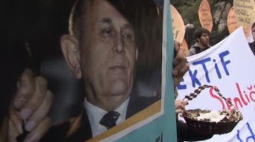 Kuzu&rsquo;ya yapılan yumurtalı saldırının yıld&ouml;n&uuml;m&uuml;n&uuml; pasta keserek kutladılar