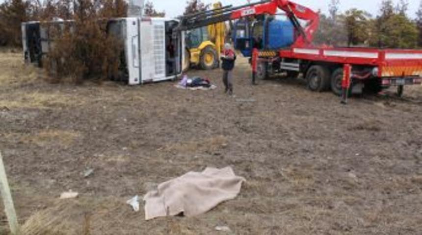 Lise &ouml;ğrencilerini taşıyan otob&uuml;s&uuml; devrildi: 1 &ouml;l&uuml;, 24 yaralı