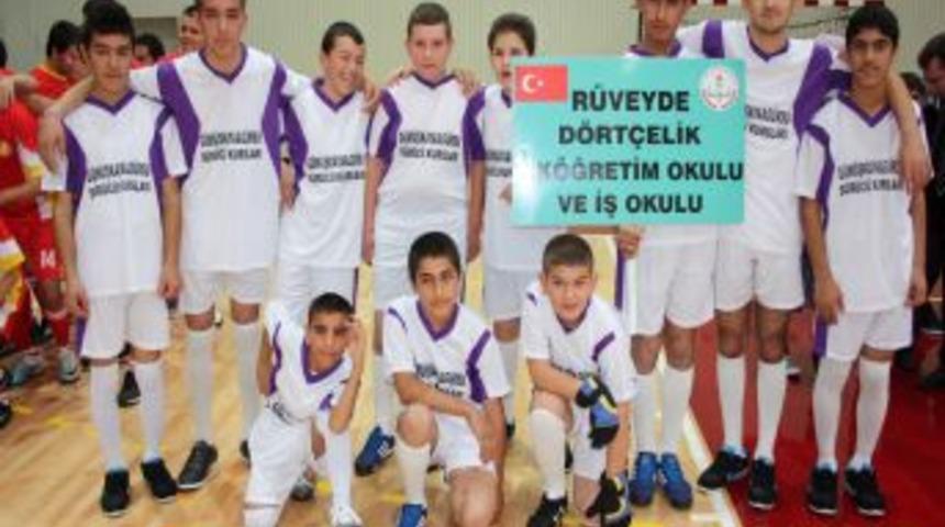 Engellerini sporla unuttular