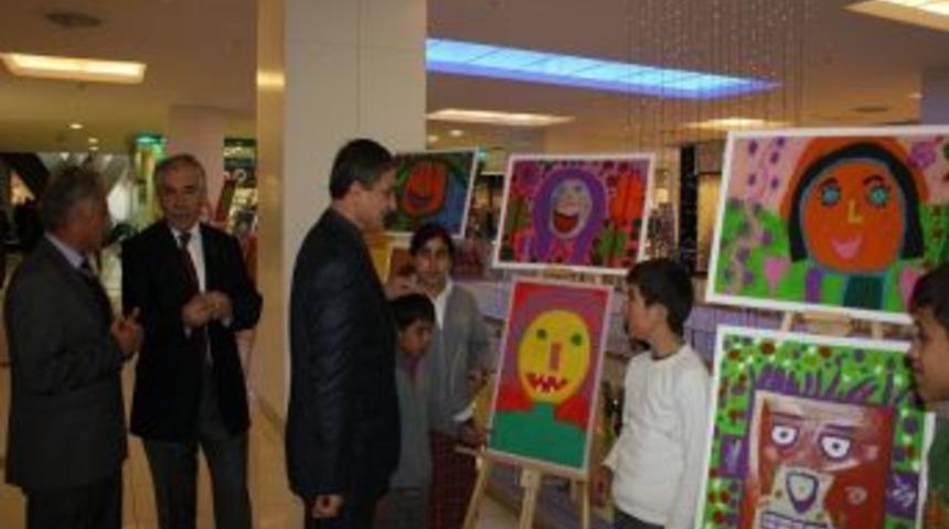 &Ccedil;ocuklar, &ccedil;ocuk g&ouml;z&uuml;yle sergileniyor