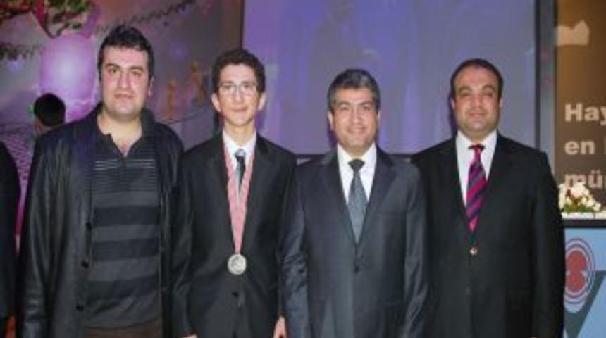 &Ouml;zel Erkul İlk&ouml;ğretim Okulu &ouml;ğrencisi, olimpiyatta g&uuml;m&uuml;ş madalya kazandı