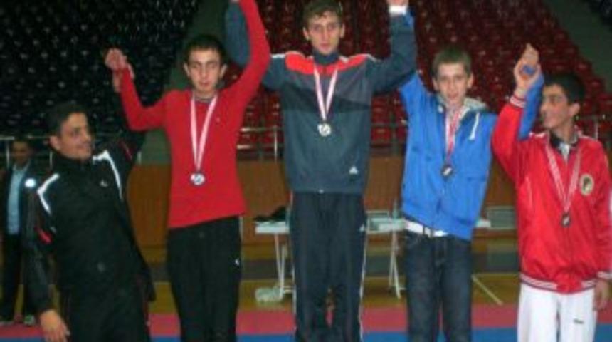 Tekvando Şampiyonası'nda &Ouml;zel Feza Koleji iki altınla birinciliği elde etti