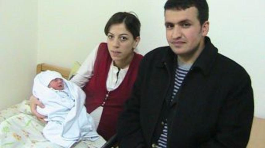 Depremzede aileyi yeni doğan G&uuml;lay bebek teselli etti