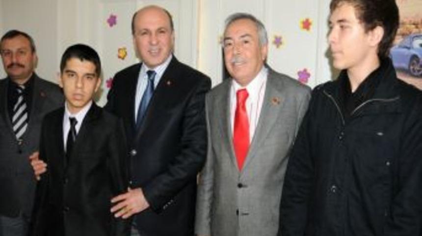 Engelli Tugay'la kardeş olan lise &ouml;ğrencisinden s&uuml;rpriz doğum g&uuml;n&uuml;