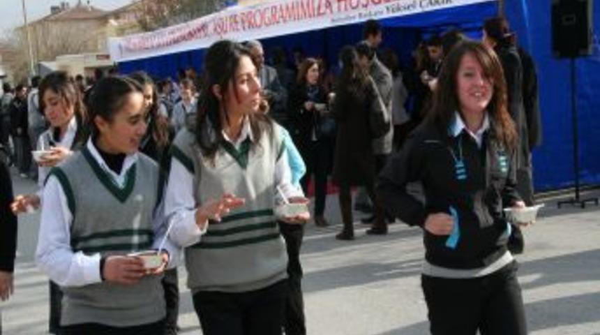 Belediye &ouml;ğrencilere aşure ikram etti