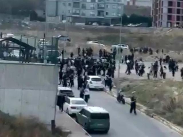 Esenyurt'da lise &ouml;ğrencileri arasında b&uuml;y&uuml;k kavga! &Ccedil;ok sayıda ekip sevk edildi