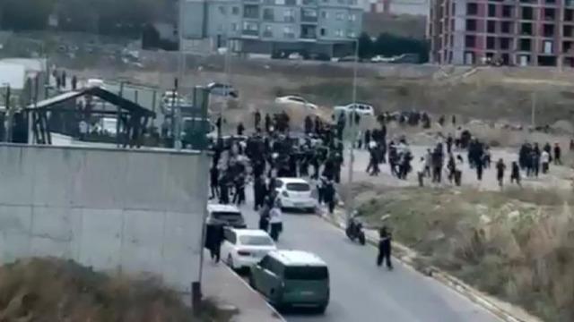 Esenyurt'da lise öğrencileri arasında büyük kavga! Çok sayıda ekip sevk edildi
