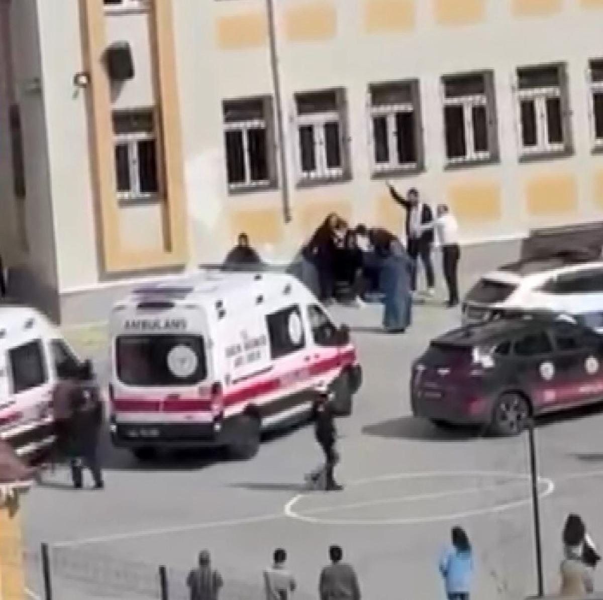 Esenyurt da lise &ouml;ğrencileri arasında b&uuml;y&uuml;k kavga! &Ccedil;ok sayıda ekip sevk edildi 1
