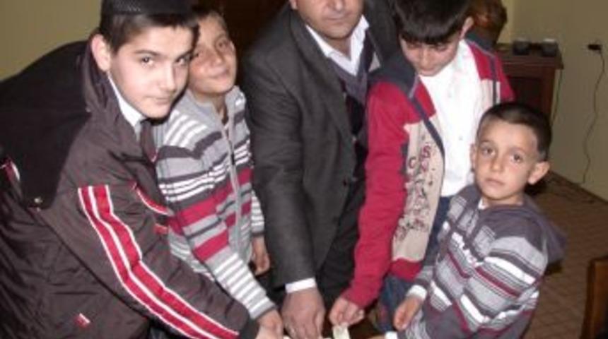 Bayram har&ccedil;lıklarını depremzedelere g&ouml;nderdiler