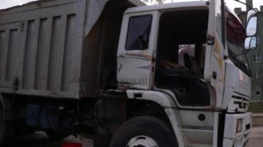 Minib&uuml;s kamyonla &ccedil;arpıştı: 9 yaralı