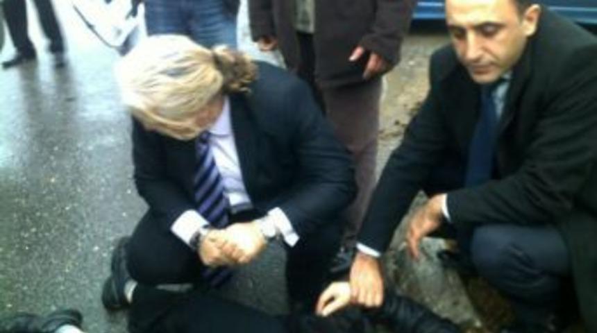 Kamyonun &ccedil;arptığı yaralıya, kaza yerinden ge&ccedil;en doktorlar m&uuml;dahale etti