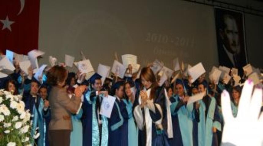 DE&Uuml; Hukuk Fak&uuml;ltesi Dekanı Karako&ccedil;: İki &ouml;ğrenciden birinin oturacak yeri yok