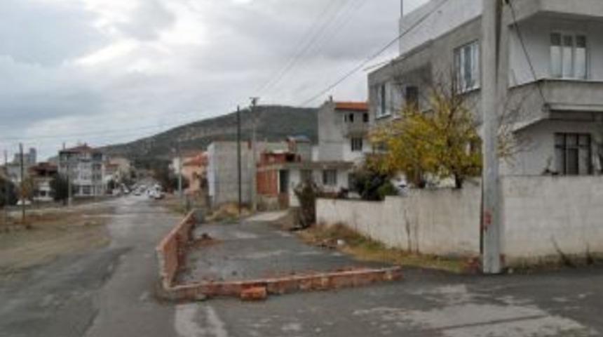 Yolu trafiğe kapattı, şimdi de çim ekmeye hazırlanıyor