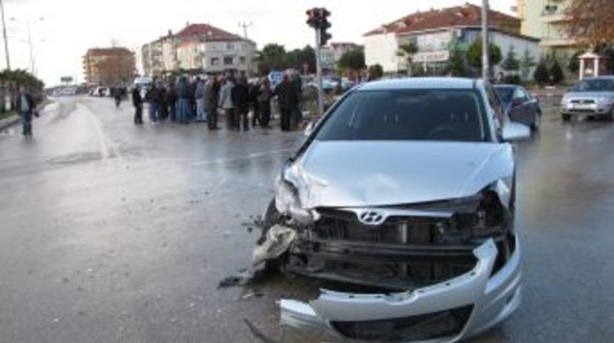 Alkoll&uuml; ambulans şof&ouml;r&uuml; kaza yaptı, ehliyetine el konuldu